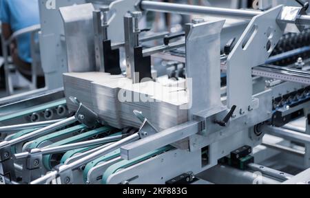 Produzione di incollatrice automatica per cartoni o imballaggi. Settore della stampa Foto Stock