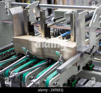 Produzione di incollatrice automatica per cartoni o imballaggi. Settore della stampa Foto Stock
