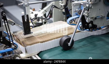 Produzione di incollatrice automatica per cartoni o imballaggi. Settore della stampa Foto Stock