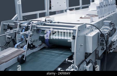 Produzione di incollatrice automatica per cartoni o imballaggi. Settore della stampa Foto Stock