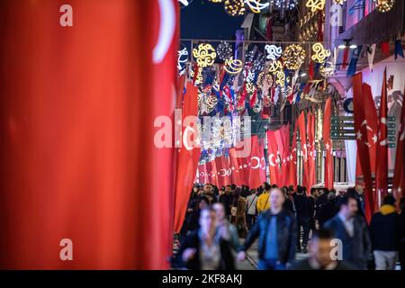 Istanbul, Turchia. 16th Nov 2022. Si vedevano persone che camminavano con il nostalgico tram tra le bandiere. Le bandiere turche sono messe lungo Istiklal Avenue dopo il mortale attacco terroristico a Beyoglu, Istanbul. Credit: SOPA Images Limited/Alamy Live News Foto Stock