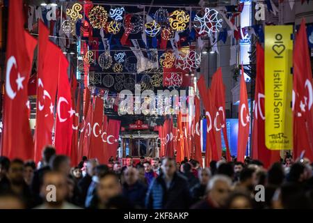 Istanbul, Turchia. 16th Nov 2022. Si vedevano persone che camminavano con il nostalgico tram tra le bandiere. Le bandiere turche sono messe lungo Istiklal Avenue dopo il mortale attacco terroristico a Beyoglu, Istanbul. Credit: SOPA Images Limited/Alamy Live News Foto Stock