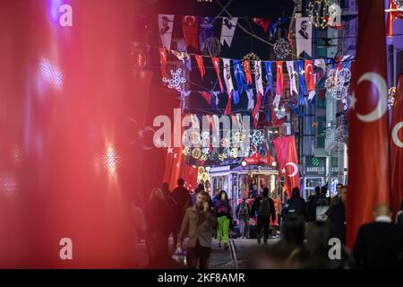 Istanbul, Turchia. 16th Nov 2022. Si vedevano persone che camminavano con il nostalgico tram tra le bandiere. Le bandiere turche sono messe lungo Istiklal Avenue dopo il mortale attacco terroristico a Beyoglu, Istanbul. Credit: SOPA Images Limited/Alamy Live News Foto Stock