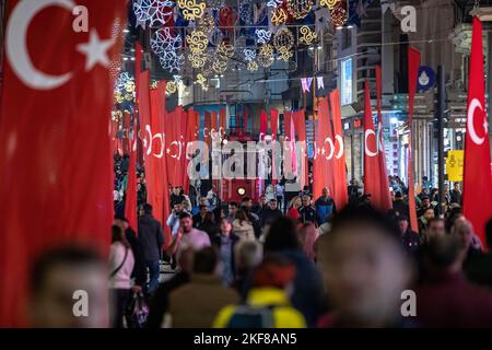 Istanbul, Turchia. 16th Nov 2022. Si vedevano persone che camminavano con il nostalgico tram tra le bandiere. Le bandiere turche sono messe lungo Istiklal Avenue dopo il mortale attacco terroristico a Beyoglu, Istanbul. Credit: SOPA Images Limited/Alamy Live News Foto Stock