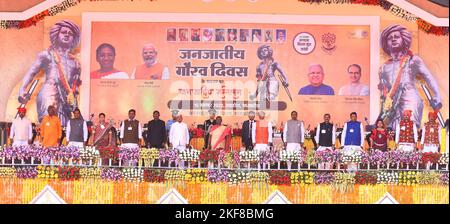 Shahdol, Madhya Pradesh, India, 15 novembre 2022 : il Presidente dell'India Draupadi Murmu (C) con il Governatore di Madhya Pradesh Mangubhai Patel (L) e il primo Ministro di Madhya Pradesh Shivraj Singh Chouhan (R) durante il programma della Conferenza tribale sulle celebrazioni di Birsa Munda Jayanti nel distretto di Shahdol. Foto DI - Uma Shankar Mishra Foto Stock