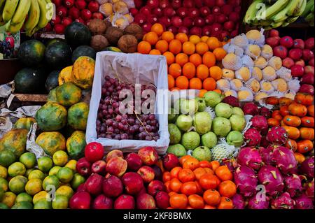 Mercato a Kathmandu, Nepal con vari frutti colorati Foto Stock