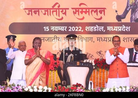 Shahdol, Madhya Pradesh, India, 15 novembre 2022 : il Presidente dell'India Draupadi Murmu (C) con il Governatore di Madhya Pradesh Mangubhai Patel (L) e il primo Ministro di Madhya Pradesh Shivraj Singh Chouhan (R) durante il programma della Conferenza tribale sulle celebrazioni di Birsa Munda Jayanti nel distretto di Shahdol. Foto DI - Uma Shankar Mishra Foto Stock