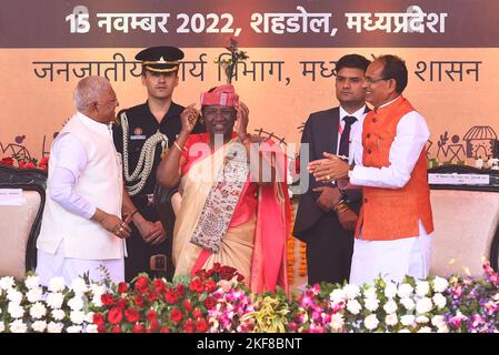 Shahdol, Madhya Pradesh, India :15th novembre 2022 il Presidente dell'India Draupadi Murmu (C) con il Governatore di Madhya Pradesh Mangubhai Patel (L) e il primo Ministro di Madhya pradesh Shivraj Singh Chouhan (R) durante il programma della Conferenza Tribale sulle celebrazioni di Birsa Munda Jayanti nel distretto di Shahdol. Foto DI - Uma Shankar Mishra Foto Stock