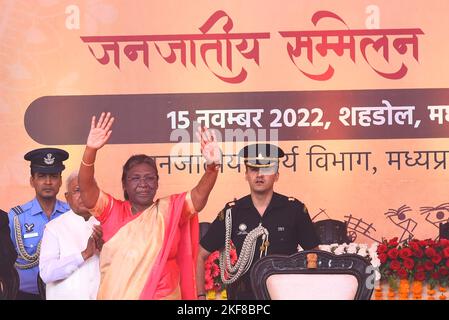 Shahdol, Madhya Pradesh, India, 15 novembre, 2022 : il Presidente dell'India Draupadi Murmu durante il programma della Conferenza Tribale sulle celebrazioni di Birsa Munda Jayanti nel distretto di Shahdol. Foto DI - Uma Shankar Mishra Foto Stock