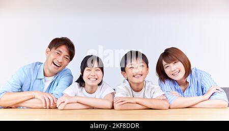 Famiglia giapponese a casa Foto Stock