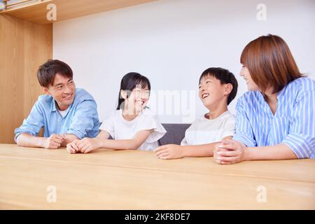 Famiglia giapponese a casa Foto Stock