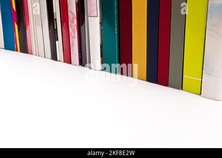 Libri (libri) isolati dallo sfondo. Foto Stock