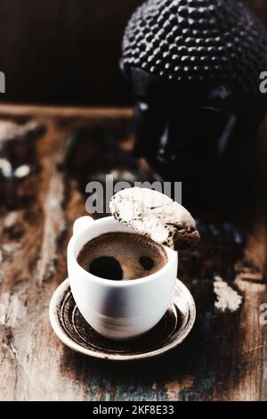 Tazza di caffè e Cantuccini su fondo di legno scuro. Primo piano. Foto Stock