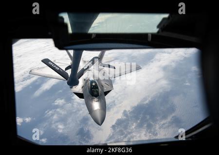 Un US Air Force F-22A Raptor assegnato alla 3rd Wing, temporaneamente schierato a Kadena Air base, Giappone, si prepara a prendere carburante da un KC-135 Stratotanker assegnato alla 909th Air Refuelling Squadron, per ricevere carburante durante l'esercizio Keen Sword 23 Over the Pacific Ocean, 15 novembre 2022. Esercizi come Keen Sword 23 dimostrano il forte e condiviso impegno di Stati Uniti e Giappone verso un indo-Pacifico libero e aperto. (STATI UNITI Foto Air Force di Airman 1st Class Tylir Meyer) Foto Stock