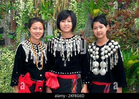 Una giovane donna non identificata Kachin o Jingpo in abito tradizionale indossa un headdress tradizionale che mostra , durante una performance culturale nazionale. Foto Stock