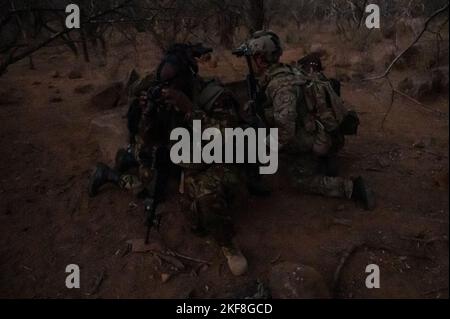 Un membro dell'esercito degli Stati Uniti (ODA) e i membri della forza di difesa del Botswana girano gli occhiali di protezione durante una missione Joint Combined Exchange Training (JCET) a Gaborone, Botswana, 30 agosto 2022. JCETS migliora le relazioni degli Stati Uniti con le nazioni partner sviluppando e mantenendo connessioni critiche da militare a militare e migliorando la disponibilità e l'interoperabilità congiunte e alleate. (STATI UNITI Air Force foto di staff Sgt. Sean Carnes) Foto Stock