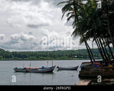 Barche da pesca tradizionali parcheggiate vicino al mare a Betul Stato Goa India 10 14 2022 Foto Stock