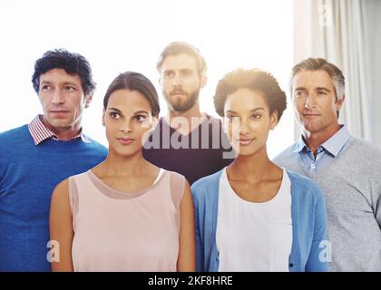 Condividono una visione comune, un team aziendale diversificato. Foto Stock