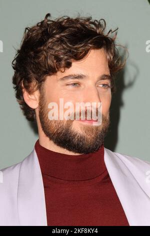 Los Angeles, Stati Uniti. 17th Nov 2022. Dustin Milligan alla Premiere 'The People We Hate at the Wedding' tenutasi al Regency Village Theater, Los Angeles, CA, 16 novembre 2022. Photo Credit: Joseph Martinez/PictureLux Credit: PictureLux/The Hollywood Archive/Alamy Live News Foto Stock
