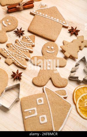 Composizione con gustosi biscotti di Natale, spezie e taglierine su sfondo di legno, primo piano Foto Stock