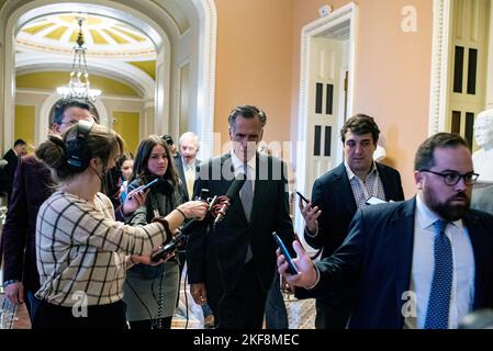 Il senatore degli Stati Uniti Mitt Romney (repubblicano dello Utah) cammina con i giornalisti nel Campidoglio degli Stati Uniti a Washington, DC, USA, mercoledì 16 novembre, 2022. Foto di Cliff Owen/CNP/ABACAPRESS.COM Foto Stock