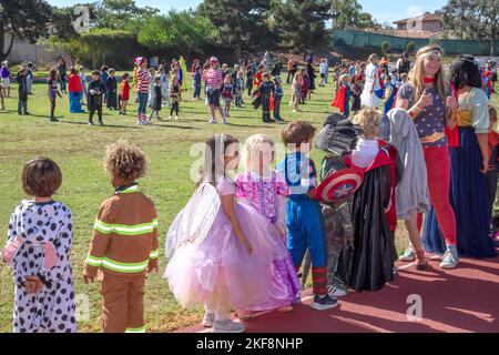 Bambini in costume durante la sfilata scolastica di Halloween Foto Stock