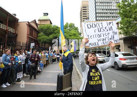 Sydney, Australia. 16th novembre 2022. Dichiarazione dell’organizzatore della protesta “martedì 15th novembre la russia ha lanciato quasi 100 missili in Ucraina. Due missili sono stati lanciati in Polonia uccidendo 2 persone. Protesteremo contro il Parlamento del NSW per chiedere che la russia sia riconosciuta per quello che è, uno Stato terrorista. Chiederemo anche di eliminare la russia dal G20 e di fornire all’Ucraina più armi (soprattutto i sistemi di difesa aerea)”. Credit: Richard Milnes/Alamy Live News Foto Stock