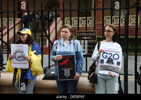 Sydney, Australia. 16th novembre 2022. Dichiarazione dell’organizzatore della protesta “martedì 15th novembre la russia ha lanciato quasi 100 missili in Ucraina. Due missili sono stati lanciati in Polonia uccidendo 2 persone. Protesteremo contro il Parlamento del NSW per chiedere che la russia sia riconosciuta per quello che è, uno Stato terrorista. Chiederemo anche di eliminare la russia dal G20 e di fornire all’Ucraina più armi (soprattutto i sistemi di difesa aerea)”. Credit: Richard Milnes/Alamy Live News Foto Stock