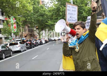 Sydney, Australia. 16th novembre 2022. Dichiarazione dell’organizzatore della protesta “martedì 15th novembre la russia ha lanciato quasi 100 missili in Ucraina. Due missili sono stati lanciati in Polonia uccidendo 2 persone. Protesteremo contro il Parlamento del NSW per chiedere che la russia sia riconosciuta per quello che è, uno Stato terrorista. Chiederemo anche di eliminare la russia dal G20 e di fornire all’Ucraina più armi (soprattutto i sistemi di difesa aerea)”. Credit: Richard Milnes/Alamy Live News Foto Stock