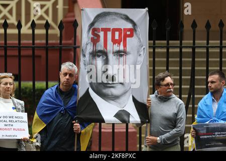 Sydney, Australia. 16th novembre 2022. Dichiarazione dell’organizzatore della protesta “martedì 15th novembre la russia ha lanciato quasi 100 missili in Ucraina. Due missili sono stati lanciati in Polonia uccidendo 2 persone. Protesteremo contro il Parlamento del NSW per chiedere che la russia sia riconosciuta per quello che è, uno Stato terrorista. Chiederemo anche di eliminare la russia dal G20 e di fornire all’Ucraina più armi (soprattutto i sistemi di difesa aerea)”. Credit: Richard Milnes/Alamy Live News Foto Stock