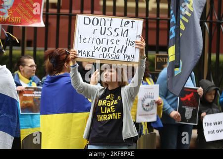 Sydney, Australia. 16th novembre 2022. Dichiarazione dell’organizzatore della protesta “martedì 15th novembre la russia ha lanciato quasi 100 missili in Ucraina. Due missili sono stati lanciati in Polonia uccidendo 2 persone. Protesteremo contro il Parlamento del NSW per chiedere che la russia sia riconosciuta per quello che è, uno Stato terrorista. Chiederemo anche di eliminare la russia dal G20 e di fornire all’Ucraina più armi (soprattutto i sistemi di difesa aerea)”. Credit: Richard Milnes/Alamy Live News Foto Stock