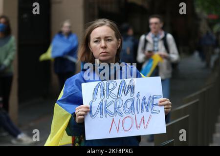 Sydney, Australia. 16th novembre 2022. Dichiarazione dell’organizzatore della protesta “martedì 15th novembre la russia ha lanciato quasi 100 missili in Ucraina. Due missili sono stati lanciati in Polonia uccidendo 2 persone. Protesteremo contro il Parlamento del NSW per chiedere che la russia sia riconosciuta per quello che è, uno Stato terrorista. Chiederemo anche di eliminare la russia dal G20 e di fornire all’Ucraina più armi (soprattutto i sistemi di difesa aerea)”. Credit: Richard Milnes/Alamy Live News Foto Stock