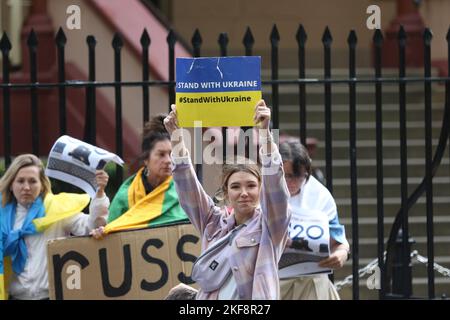 Sydney, Australia. 16th novembre 2022. Dichiarazione dell’organizzatore della protesta “martedì 15th novembre la russia ha lanciato quasi 100 missili in Ucraina. Due missili sono stati lanciati in Polonia uccidendo 2 persone. Protesteremo contro il Parlamento del NSW per chiedere che la russia sia riconosciuta per quello che è, uno Stato terrorista. Chiederemo anche di eliminare la russia dal G20 e di fornire all’Ucraina più armi (soprattutto i sistemi di difesa aerea)”. Credit: Richard Milnes/Alamy Live News Foto Stock