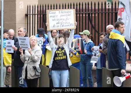 Sydney, Australia. 16th novembre 2022. Dichiarazione dell’organizzatore della protesta “martedì 15th novembre la russia ha lanciato quasi 100 missili in Ucraina. Due missili sono stati lanciati in Polonia uccidendo 2 persone. Protesteremo contro il Parlamento del NSW per chiedere che la russia sia riconosciuta per quello che è, uno Stato terrorista. Chiederemo anche di eliminare la russia dal G20 e di fornire all’Ucraina più armi (soprattutto i sistemi di difesa aerea)”. Credit: Richard Milnes/Alamy Live News Foto Stock