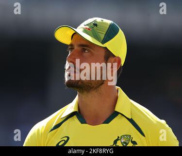 Marcus Stoinis of Australia guarda su durante il Dettol ODI Series match Australia vs Inghilterra ad Adelaide Oval, Adelaide, Australia, 17th novembre 2022 (Foto di Patrick Hoelscher/News Images) Foto Stock