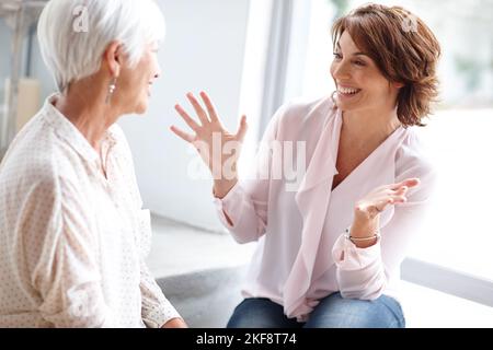 Ive ha avuto alcune grandi notizie. Una donna che passa il tempo con la sua madre anziana. Foto Stock