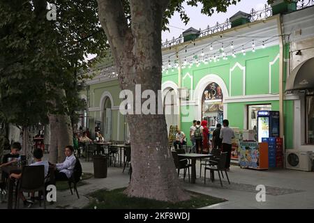 Caffè che vende shwarma, Mustakillik Street, Città europea, Samarcanda, Samarcanda Provincia, Uzbekistan, Asia centrale Foto Stock