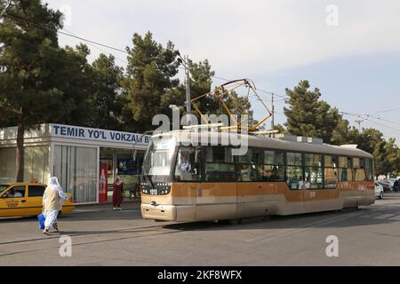 Tram elettrico, Stazione ferroviaria, Samarcanda, Provincia di Samarcanda, Uzbekistan, Asia centrale Foto Stock