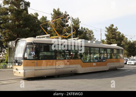 Tram elettrico, Stazione ferroviaria, Samarcanda, Provincia di Samarcanda, Uzbekistan, Asia centrale Foto Stock