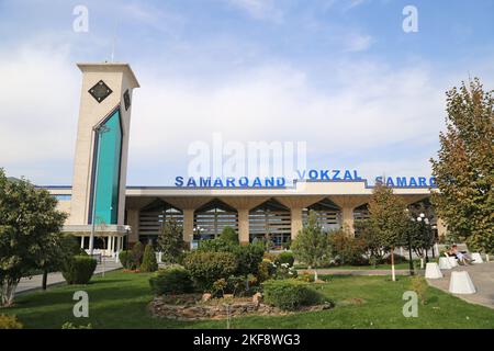 Stazione ferroviaria di Samarkand, Samarkand, Provincia di Samarkand, Uzbekistan, Asia centrale Foto Stock