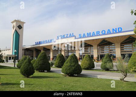 Stazione ferroviaria di Samarkand, Samarkand, Provincia di Samarkand, Uzbekistan, Asia centrale Foto Stock