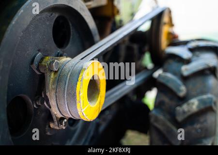 Puleggia del trattore con due cinghie ravvicinate. Trattore per agricoltura, macchine agricole Foto Stock