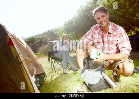 Penso che sia tutto. Una giovane coppia che si accerti di avere tutto per la loro escursione. Foto Stock