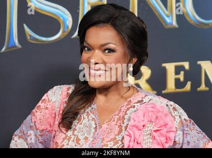 Los Angeles, Stati Uniti. 16th Nov 2022. Yvette Nicole Brown arriva alla DISINCANTATA Premiere Disney che si tiene al Teatro El Capitan di Hollywood, CA, mercoledì 16 novembre 2022. (Foto di Sthanlee B. Mirador/Sipa USA) Credit: Sipa USA/Alamy Live News Foto Stock