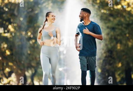 Diversita', corsa e coppia wellness conversazione nel parco per allenamento e motivazione sportiva maratona. Atleti corridori interrazziali, cardio Foto Stock