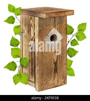 Birdhouse in legno, scatola di nidificazione con foglie di betulla verde, concetto di primavera, isolato Foto Stock