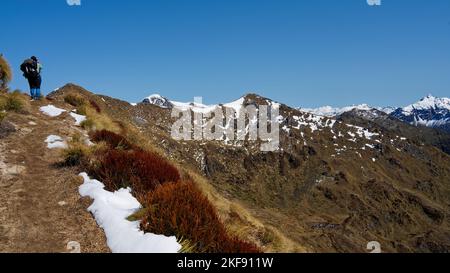 Un escursionista sulla pista di Kepler in condizioni di vineria. Fiordland National Park, Southland, South Island, Aotearoa / Nuova Zelanda. Foto Stock