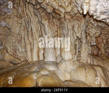 Grotta di Luxmore sul Kepler Track, Parco Nazionale di Fiordland, Southland, Isola del Sud, Aotearoa / Nuova Zelanda. Foto Stock