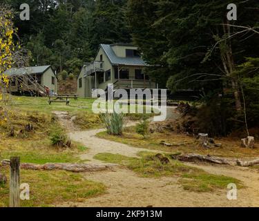 Un escursionista si avvicina al rifugio Moturau sulla Kepler Track sulle rive del lago Manipouri, il Parco Nazionale di Fiordland, Southland, l'isola meridionale, Aotearoa / New Z Foto Stock