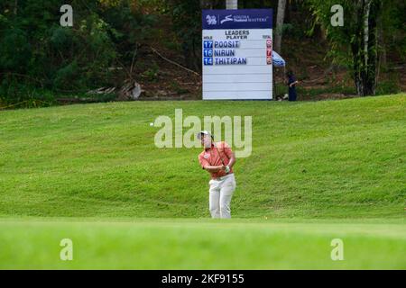 Chiang Rai, THAILANDIA. 17th Novembre 2022. Nirun SAE-Ueng della THAILANDIA gioca un approccio al verde 17th durante il 1st° round The All Thailand Golf Tour 23rd Singha Thailand Masters al Santiburi Country Club di Chiang Rai, THAILANDIA. Credit: Jason Butler/Alamy Live News. Foto Stock